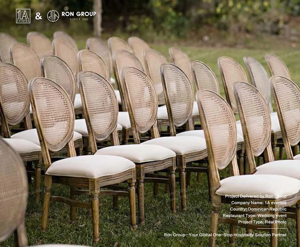 1A Eventos RonGroup-1A_Eventos-Rows_Of_Wooden_Chairs_On_Grass.webp