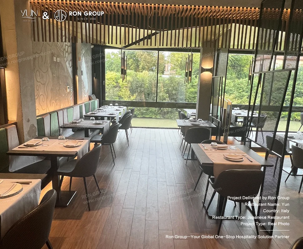 Yun wooden floor and large windows