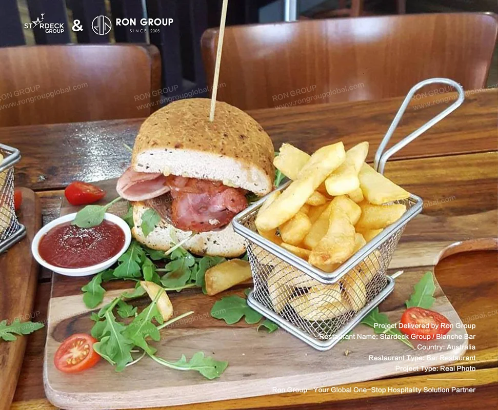 Blanche Bar RonGroup-Blanche_Bar-Sandwich_With_Fries_And_Sauce.webp