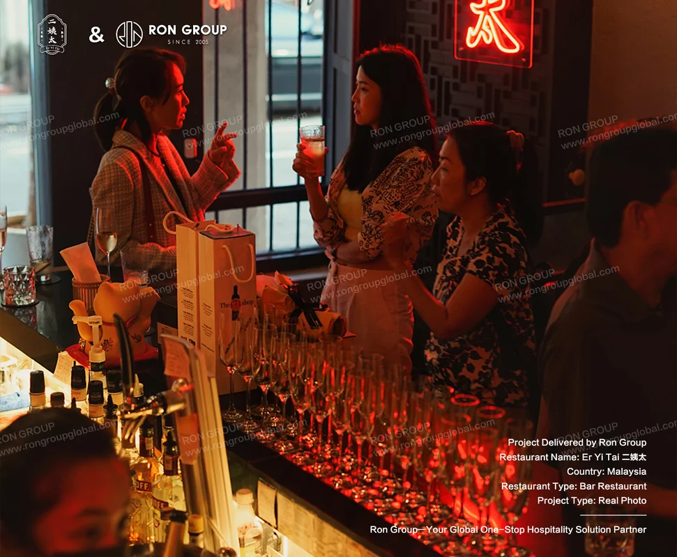 Er Yi Tai 二姨太: Asian Fusion Dining Seating & Atmospheric Mood Lighting