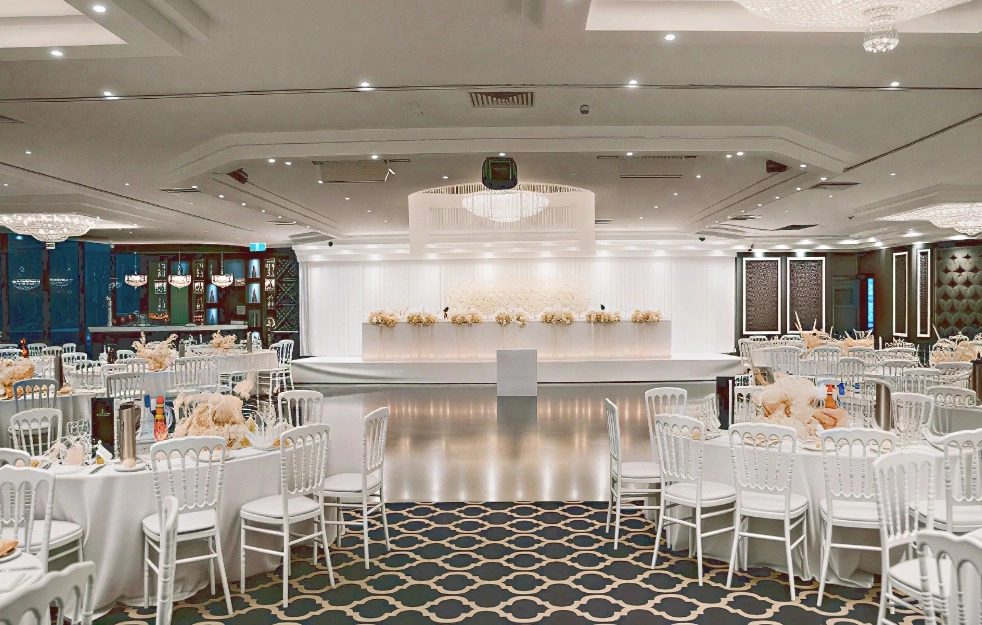 Grand banquet scene with RON GROUP premium furniture and tableware for Doltone House