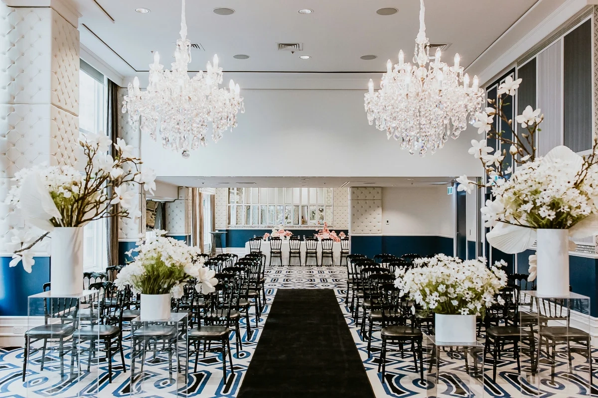 RON GROUP premium banquet tables with flickering candlelight and flowing light for refined celebration