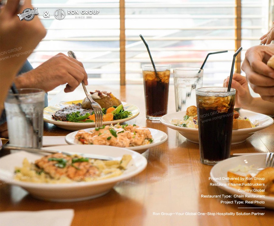 RON_GROUP_FUDDRUCKERS_Dining_Table_Cuisine_Display