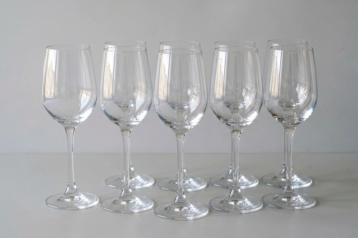Commercial glassware forms with stable bases and clear material