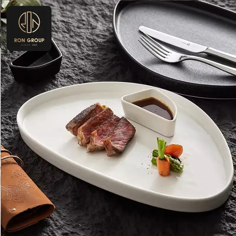 Heavyweight oval commercial steak platter with thermal retention body and juice well